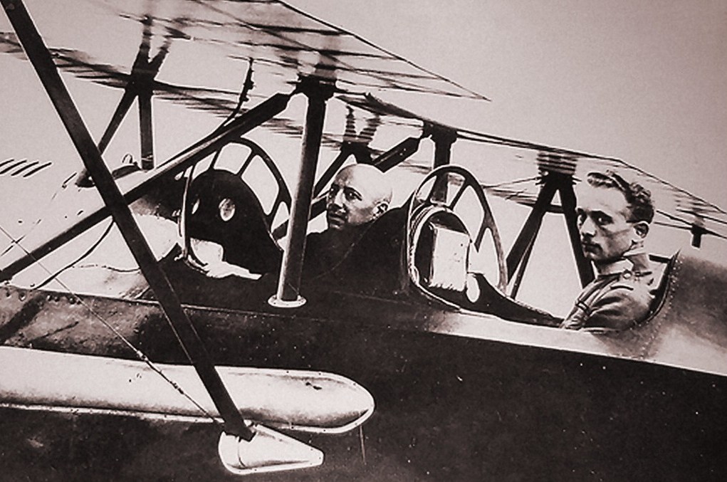 Gabriele D'Annunzio era appassionato di veicoli a motore. Nell'immagine, poco prima del Volo di Vienna il 9 agosto 1918